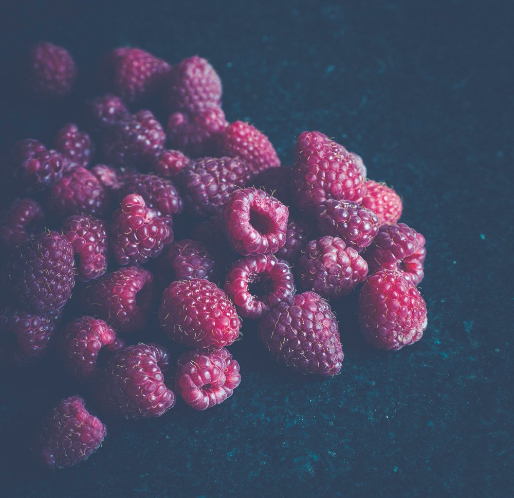 Roter süßer Wein mit Geschmack nach Himbeeren und Erdbeeren